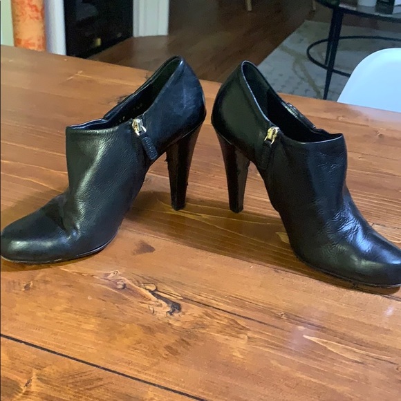 Gucci Hysteria Gold Medallion Boots Ankle Booties - Picture 3 of 6